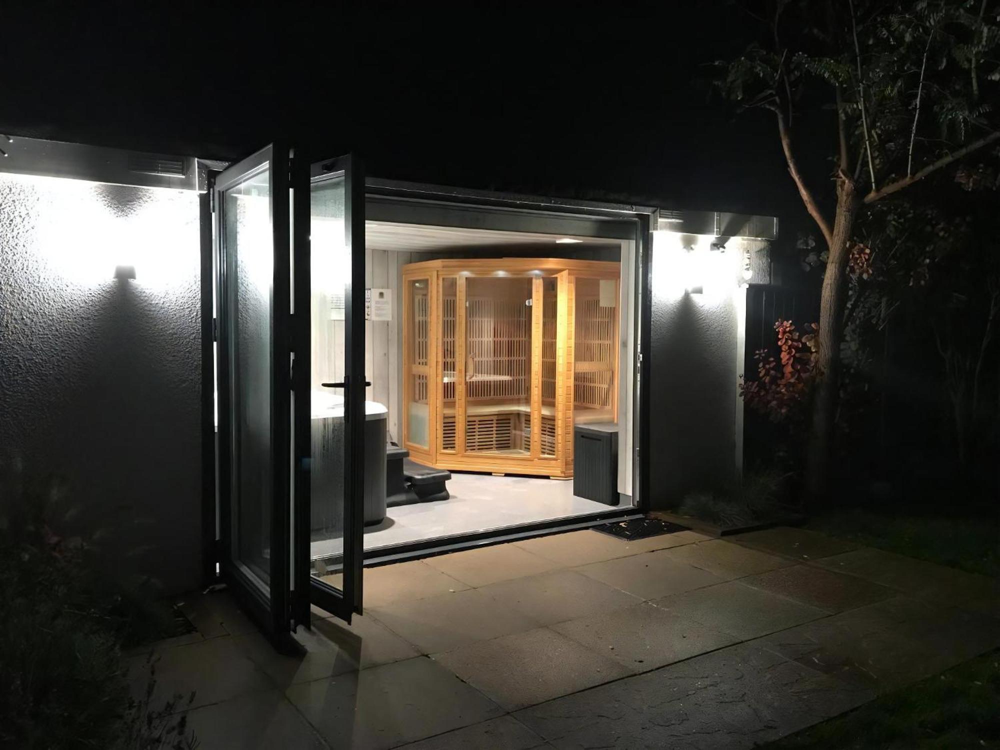 Stunning With A Private Hot Tub And Sauna In Norfolk Ref 99003ac Holiday home *